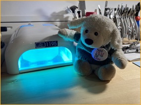 2024_Augenoptik 1_Werkstatt_UV-Härter_Teaserbild